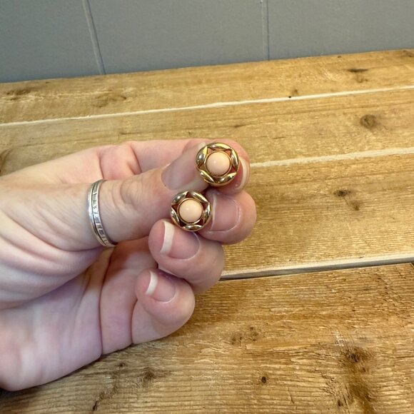 Vintage 70's Avon Pink & Gold Tone Floral Clip On Earrings - Picture 5 of 6